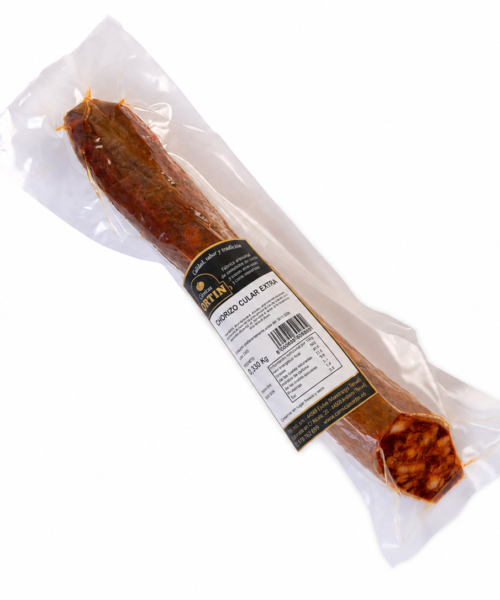 Chorizo cular Cárnicas Ortín en pieza envasada al vacío.