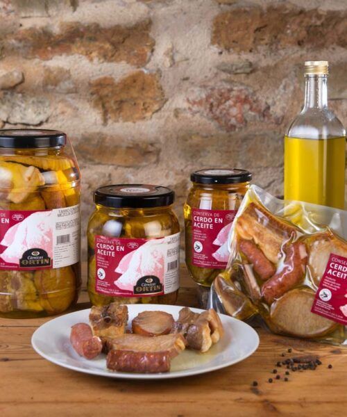 Mezcla de conservas de cerdo Cárnicas Ortín con tarros, bolsa y aceite.