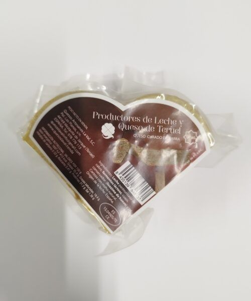 Queso flor de corteza natural en pieza envasada al vacío.