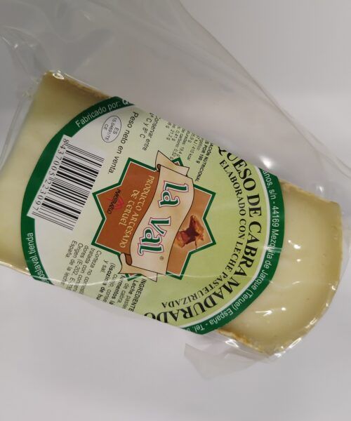 Queso La Val pasteurizado de cabra en pieza envasada al vacío.