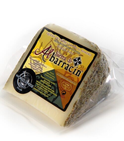 Queso Sierra Albarracín etiqueta verde al romero en cuña envasada al vacío.