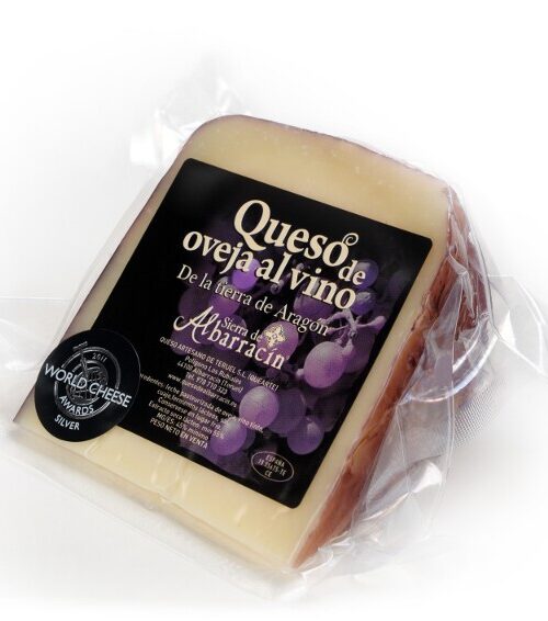 Queso Sierra Albarracín al vino tinto en cuña envasada al vacío.